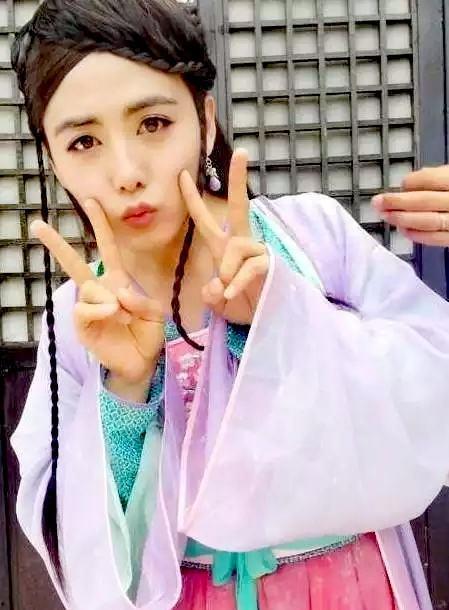 男扮女装的网红吃瓜,揭秘网络红人的真实生活  第1张